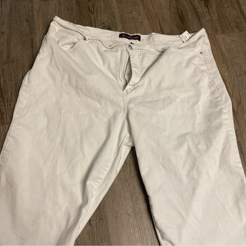 Gloria Vanderbilt White capris with Purple Tag 24W
